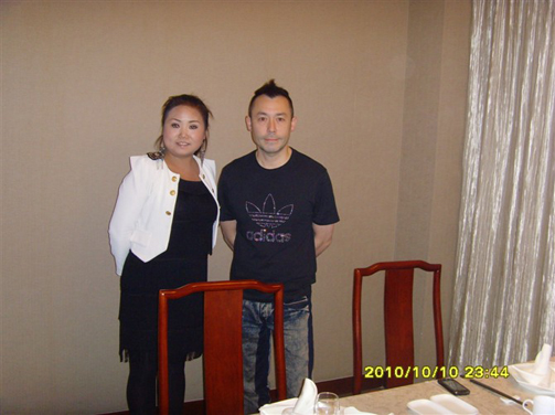 紅四方廣告演藝有限公司總經理左培麗女士和香港影視歌明星雷宇揚先生在臨沂演出留影于藍天飯店